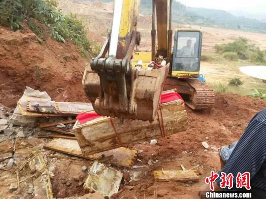 圖為“官墓”被移走?！?yán)初 攝