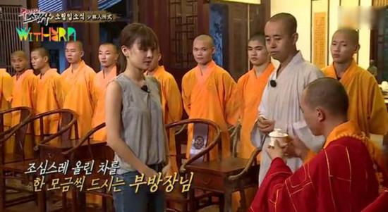 圖為具荷拉向方丈奉茶。