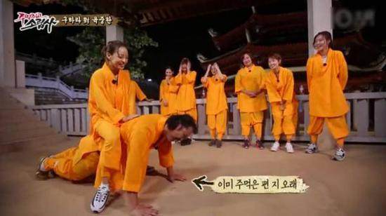 陸重烷接受懲罰做俯臥撐，女星具荷拉坐其背上。