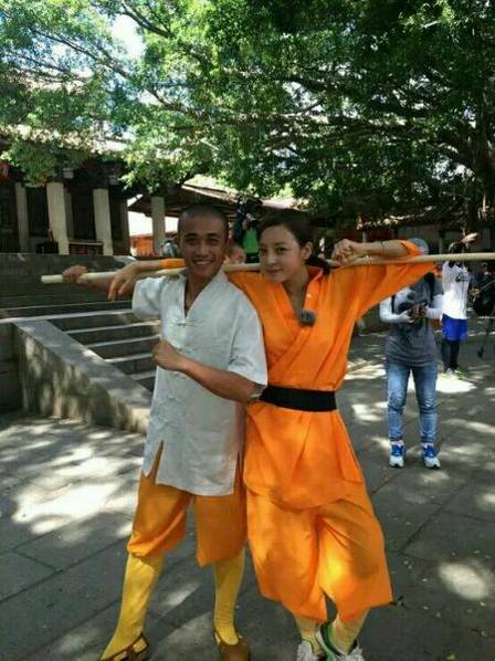 這些參加節(jié)目的女星當中既有歌手，又有演員，都是時尚年輕且受歡迎的女星。