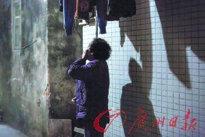 女姐在講述自己老伴幾年前在保姆的“照料”下去世的經(jīng)歷，神色悲傷。廣州日報記者陳憂子