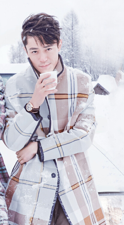 胡歌和霍建華為雜志拍攝了一組封面照，二人穿著同款風衣，在白雪中端著咖啡，恩愛“虐狗”