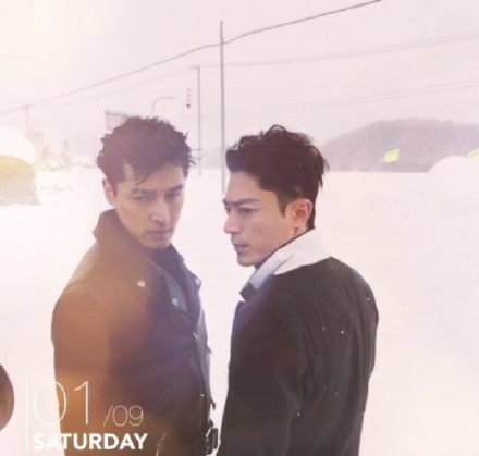 胡歌和霍建華為雜志拍攝了一組封面照，二人穿著同款風衣，在白雪中端著咖啡，恩愛“虐狗”