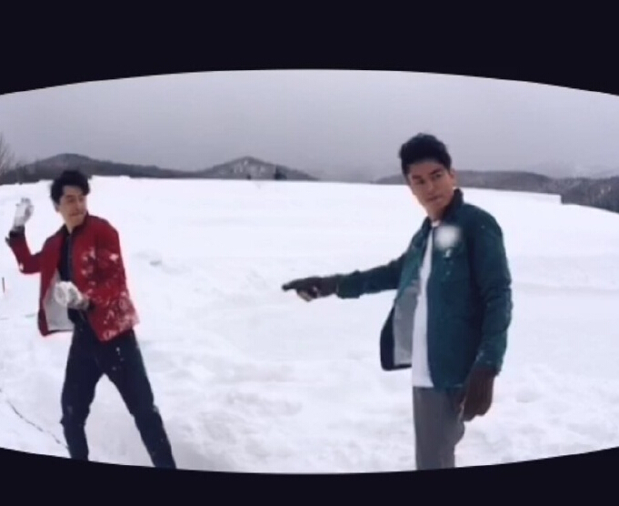 胡歌和霍建華為雜志拍攝了一組封面照，二人穿著同款風衣，在白雪中端著咖啡，恩愛“虐狗”