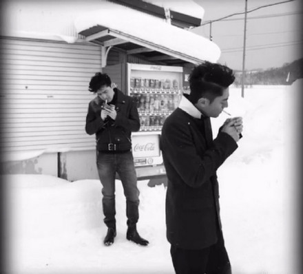 胡歌和霍建華為雜志拍攝了一組封面照，二人穿著同款風衣，在白雪中端著咖啡，恩愛“虐狗”