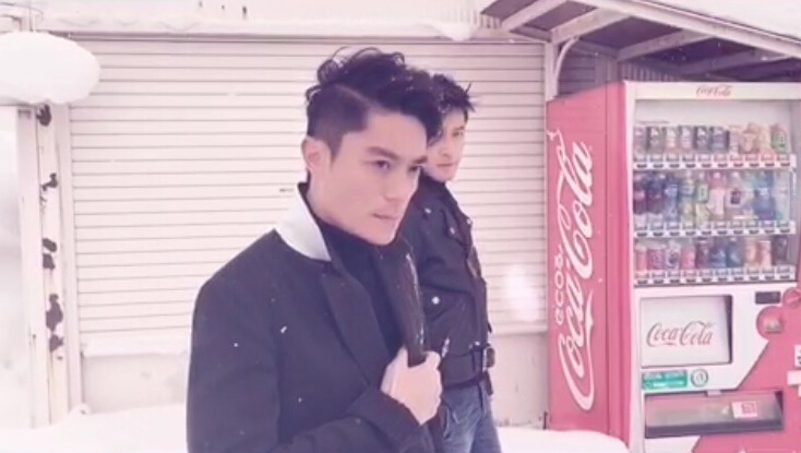 胡歌和霍建華為雜志拍攝了一組封面照，二人穿著同款風衣，在白雪中端著咖啡，恩愛“虐狗”