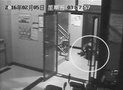 小區(qū)監(jiān)控視頻截圖，兩人一坐一跪竟聊了十多分鐘。