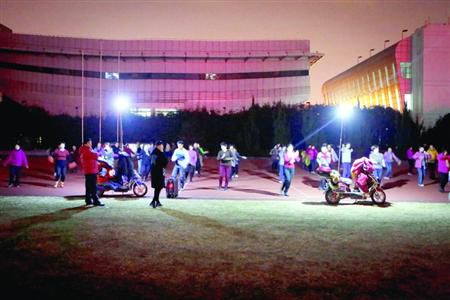 昨晚，松江體育場秩序井然，兩隊(duì)廣場舞被有序地分散在了不同區(qū)域。