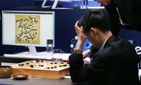 復(fù)盤階段李世石也在不停撓頭。