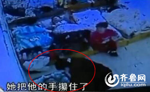 孩子午睡時(shí)候睜眼，老師攥住孩子的手，打臉。