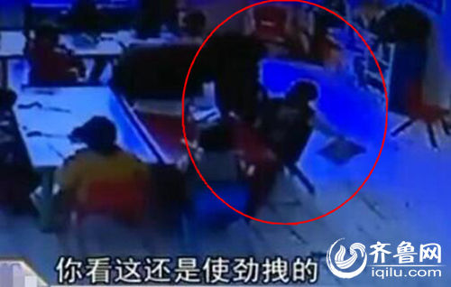 孩子上課時(shí)被老師拖拽。（紅圈中拿書(shū)者系孩子）