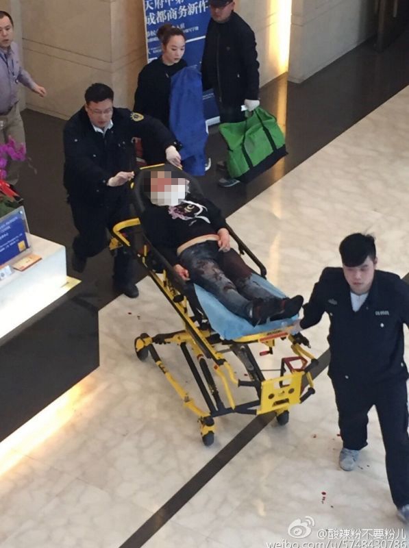 圖說：一名被砍女子被送往醫(yī)院。網(wǎng)友圖