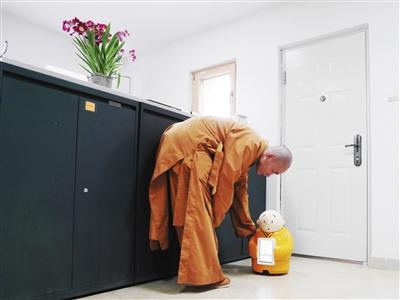 這個(gè)呆萌的機(jī)器僧要火：穿僧袍會(huì)佛法能開玩笑