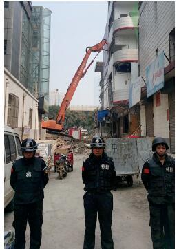 根據(jù)《太原市和小 店區(qū)平陽路街道親賢城中村改造拆遷安置補(bǔ)償方案》，結(jié)合親賢實(shí)際，親賢社區(qū)補(bǔ)償安置采取“商業(yè)用房安置+小戶型公寓住宅安置+貨幣補(bǔ)償”的方式，其中每分 （0.1 畝）置換商業(yè)用房50平方米+小戶型公寓住宅80平方米+貨幣補(bǔ)償20萬元人民幣。（拍攝：2015年9月17日）