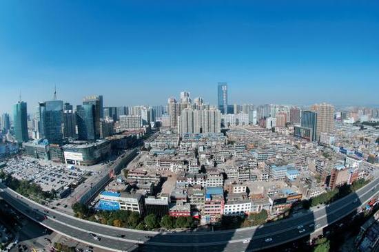 經(jīng)過4個多月的推進(jìn)，親賢社區(qū)的拆遷工作進(jìn)展緩慢，原定于2015年10月底完成的拆遷，在10月中旬時仍停留在對部分住戶進(jìn)行插花式拆除。(拍攝：2015年10月16日)