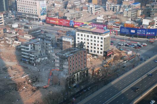 在“拆遷獎勵”等一系列政策的激勵下，親賢社區(qū)的改造步伐明顯加快。2015年12月初，親賢社區(qū)簽訂拆遷協(xié)議 374份，簽約率達(dá)90%，西北片區(qū)實(shí)現(xiàn)了拆遷大突破。(拍攝：2015年12月20日)