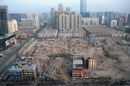 2016年元旦假期后的第一個工作日，記者從長風(fēng)大街某高樓俯瞰正在拆遷中的親賢西北片區(qū)。經(jīng)過半年多推進(jìn)，這一片區(qū)只留下十余處建筑等待拆除。(拍攝：2016年1月4日)