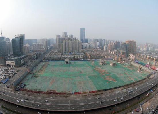 2016年4月，經(jīng)過持續(xù)攻堅(jiān)，親賢社區(qū)西北片區(qū)的拆遷工作基本告一段落，但在鋪設(shè)了防塵綠網(wǎng)的空地中，至今仍有3戶居民選擇了“堅(jiān)守”。(拍攝：2016年4月4日)