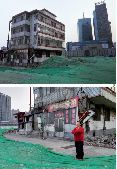 65歲的韓老太太是別人眼中的“釘子戶”，至今仍居住在斷水、斷電的老宅中。她的房產(chǎn)占地面積3分多，建有樓房4層，按照補(bǔ)償標(biāo)準(zhǔn)可以拿到400余萬元補(bǔ)償，但她還是擔(dān)心以后的日子沒著落，稱要繼續(xù)堅(jiān)持下去。在她房子的右后側(cè)，是親賢社區(qū)旗下千禧集團(tuán)的豪華辦公樓。