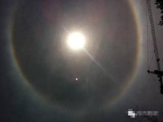 上?，F(xiàn)UFO 專家稱光圈是日暈亮點或是飛行器(圖)