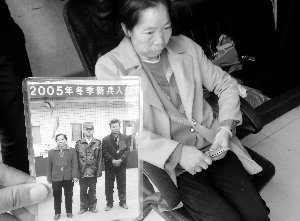 出事后，母親一直拿著兒子的照片在翻看。