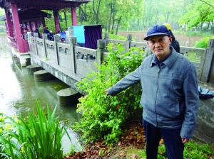 商老說，他就是在這兒把孩子拽上岸的