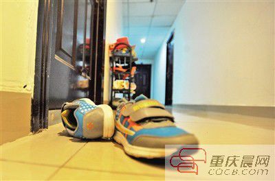 出事小孩的鞋子凌亂地擺放在自家門前。