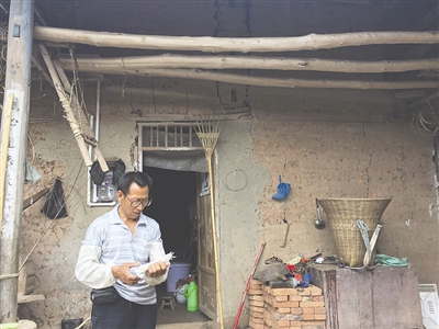 徐某父親說起兒子偷渡的事情，有些難以開口。