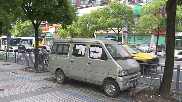 被棄置在人行道上的面包車。