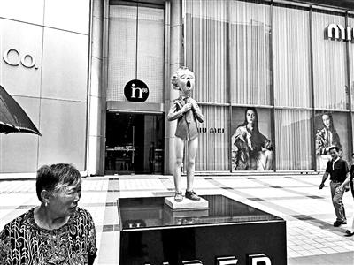 王府井in88購物中心西側(cè)，“小男孩”下半身衣不遮體