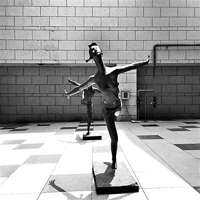 常營長楹龍湖天街樓下，“年輕女孩”胸部暴露