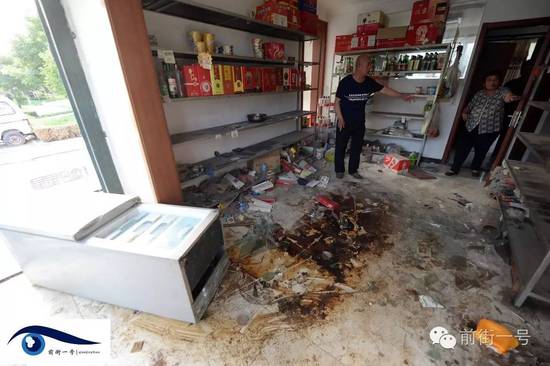 家里小賣部現(xiàn)在已經(jīng)一片混亂。