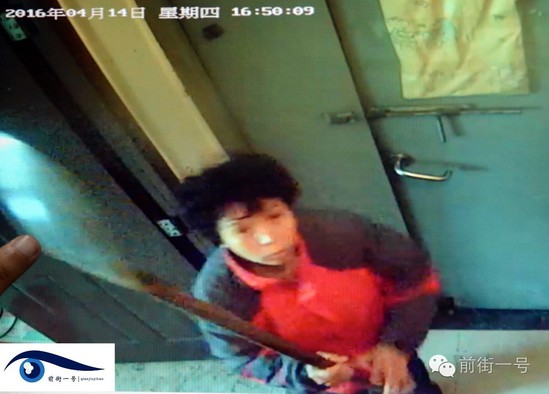 監(jiān)控視頻拍下李亞榮打砸監(jiān)控探頭的過程。