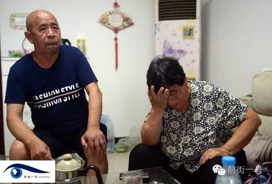 李亞榮的公婆談及李亞榮時(shí)淚流不止。