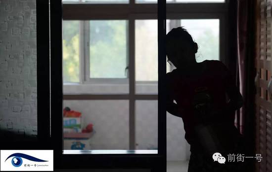 小金扶腰站在家中。