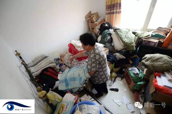 李亞榮的婆婆在收拾房間。