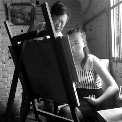 　女兒畫畫，父親在一旁指導