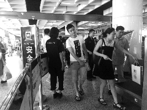 南京地鐵新街口站，大多數(shù)市民自覺配合安檢