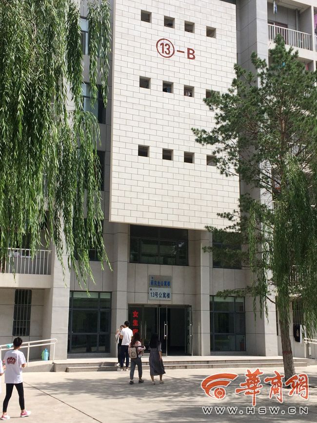 8月30日，榆林學(xué)院有學(xué)生發(fā)微博對女生宿舍樓住進(jìn)男生提出質(zhì)疑。9月3日，學(xué)校宣傳部門回應(yīng)，女生宿舍樓里確實(shí)住著3名男研究生，但該樓的格局是套間，跟單元房一樣是獨(dú)立的，大學(xué)應(yīng)有包容的精神。