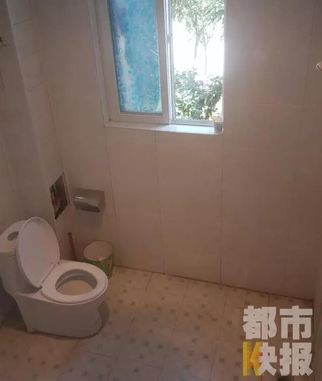 西安市戶縣草堂鎮(zhèn)的李家?guī)r村，有多戶人家經(jīng)營著農(nóng)家樂，但昨晚發(fā)生的這件事情打破了這里的寧靜。村民：“縣上的、鎮(zhèn)上的警察，還有村干部好多人在那兒，說是女的在衛(wèi)生間生產(chǎn)，把娃從窗子扔下來。”農(nóng)家樂員工：“(聽說)直接從二樓扔下來了，呀，太殘忍了?！弊蛲淼氖?，很多人今早才聽說，震驚之余更感到惋惜。記者今天在高冠西五巷口找到了大家所說的農(nóng)家樂，一夜過去了，作為和那名女顧客有過交集的老板娘，心情仍然很沉重。