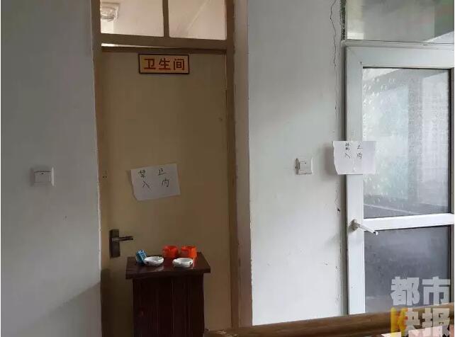 當馮女士走出大門，繞到院子的側(cè)面時，衛(wèi)生間窗戶下方草叢中的一幕，讓她驚出了一身冷汗。農(nóng)家樂老板娘馮女士：“就是孩子，旁邊帶著胎盤。”昨晚十一點半事發(fā)后，馮女士報了警，很不幸，男嬰已經(jīng)死亡。涉及的兩個房間，暫時被封鎖，里面已經(jīng)清理干凈。隨后記者也從轄區(qū)草堂派出所了解到，這兩男一女三人是朋友關(guān)系，女子的年齡大概是二十二三歲。該女子事發(fā)后被送往醫(yī)院，同行的兩名男子當時被警方帶去派出所接受了筆錄調(diào)查后，已經(jīng)離開了派出所。