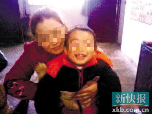 程女士生前和小孩開心玩耍。家屬供圖