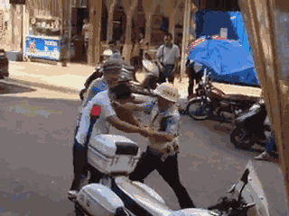 嫌疑男子涉嫌無證駕駛摩托車，且車輛違規(guī)加裝遮陽傘并在行駛時不戴安全頭盔，辱罵毆打執(zhí)法交警。 本文圖片均來自 廣西梧州在線警務