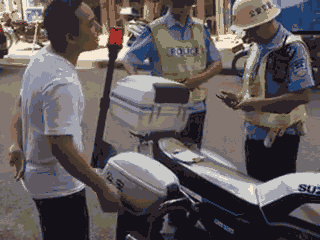 廣西梧州一男子騎車違法加裝遮陽傘，辱罵腳踹執(zhí)法交警被拘