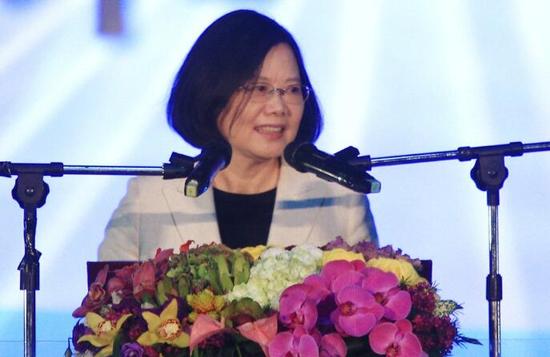 蔡英文向教師溫情喊話教師嗆：太晚了?。▓D片來(lái)源：臺(tái)灣《聯(lián)合報(bào)》）