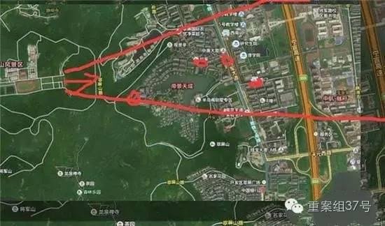 射擊場(chǎng)子彈射出方向（紅箭頭）有多個(gè)居民小區(qū) 。 圖片來(lái)源：交匯點(diǎn)新聞