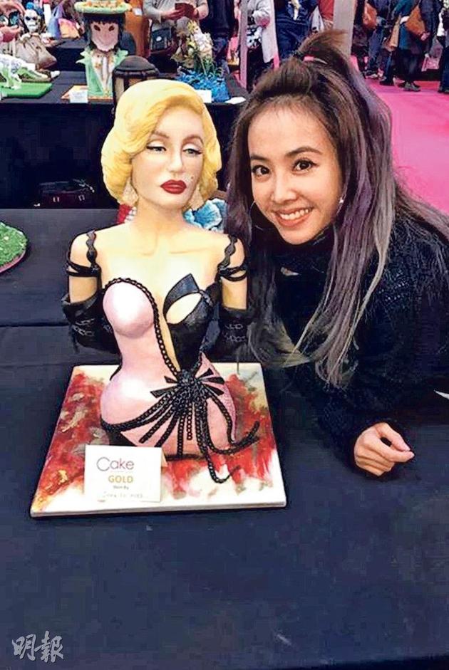 蔡依林讓大家欣賞她的得意之作瑪麗蓮夢露翻糖蛋糕。