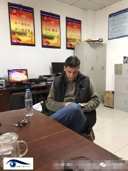 該外籍男子在派出所接受詢問(wèn)。（網(wǎng)友供圖）