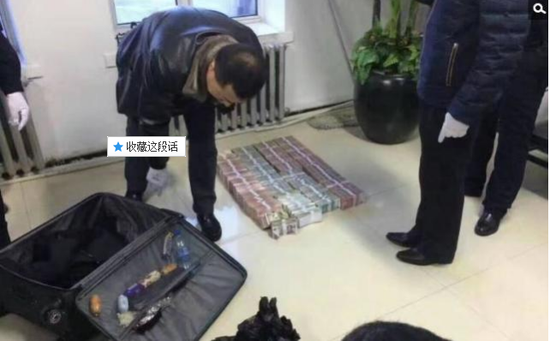 京華時報訊昨天凌晨1點左右，黑龍江省密山市一銀行金庫發(fā)生搶劫案。一名身穿迷彩服男子準(zhǔn)備劫取現(xiàn)金時被發(fā)現(xiàn)，致一名金庫值守人員死亡，隨后棄款而逃。目前，該男子尚未歸案，案件正在全力偵辦中。