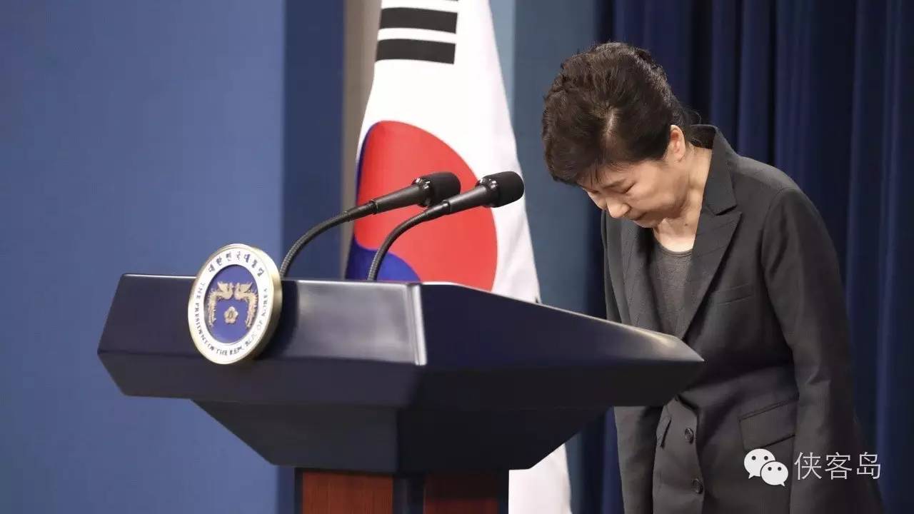 “任憑風吹浪打，我自巋然不動”，樸槿惠對于這句詩應該是心有戚戚焉。